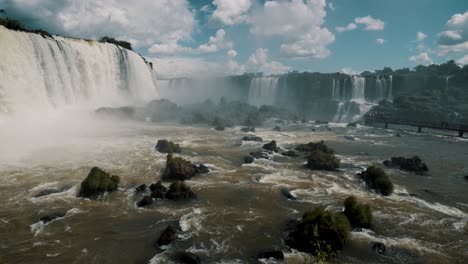 Iguazú-Wasserfälle-Und-Gehweg-Im-Iguazú-Fluss-An-Der-Grenze-Zwischen-Brasilien-Und-Argentinien