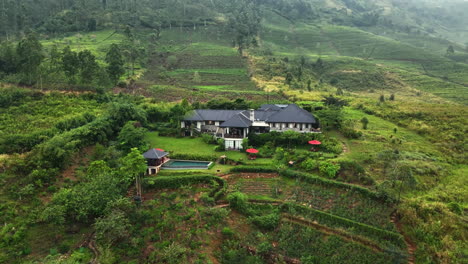 Vista-Aérea-Alejándose-De-Una-Villa-De-Lujo-En-Las-Selvas-De-Sri-Lanka-Nublado