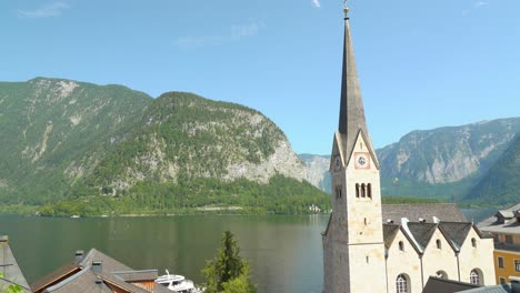 Iglesia-De-Hallstatt-Con-Vistas-Al-Lago-En-Un-Día-Soleado