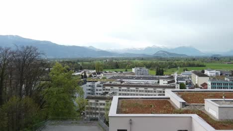 Toma-Aérea-De-Una-Ciudad-Industrial-En-Las-Montañas-De-Europa.