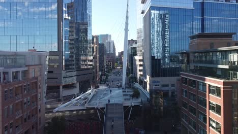 Vista-De-Drone-De-Un-Puente-En-El-Centro-De-Denver.