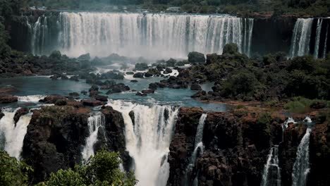 Impresionante-Vista-Del-Complejo-De-Cascadas-De-Las-Cataratas-Del-Iguazú-En-La-Frontera-Entre-Argentina-Y-Brasil,-América-Del-Sur.