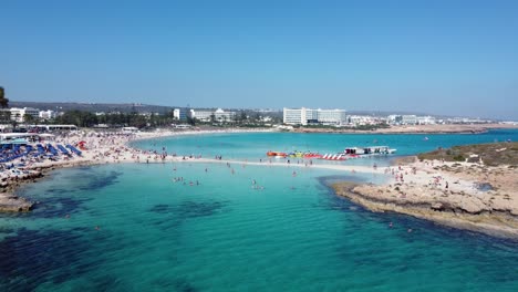 Isla-De-Nissi-Beach-Y-Centro-De-Deportes-Acuáticos-En-Ayia-Napa,-Chipre