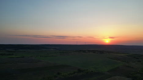 Panorama-Pastel:-La-Expedición-De-Un-Dron-A-Través-De-Campos-Rurales,-Bañados-Por-Los-Tonos-Azul-Rosados-Del-Cielo-Al-Atardecer