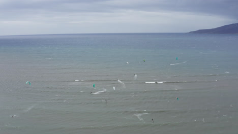 Kitesurfistas-Practicando-Surf-Con-Fuertes-Vientos-En-La-Bahía-De-Maalaea-En-Maui