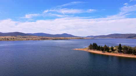 Picturesque-Lake-Jindabyne-At-The-Edge-of-the-Snowy-Mountains-In-New-South-Wales,-Australia