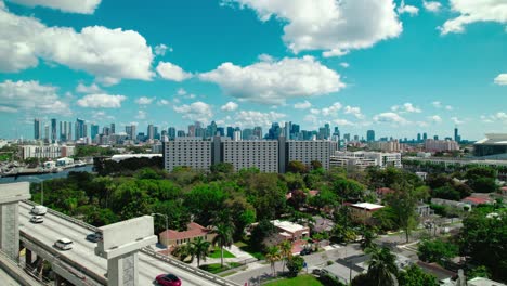 Pilones-De-Puente-En-Construcción-Con-El-Centro-De-Miami-En-Segundo-Plano.