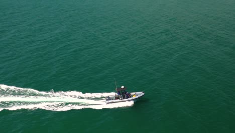 Bahía-De-La-Misión-De-Crucero-En-Lancha-Motora-En-San-Diego,-California---Toma-Aérea-De-Un-Drone