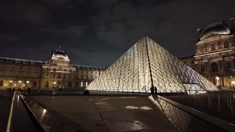 Louvre-Museum-with-glass-pyramid-at-night,-Paris