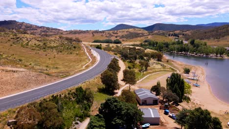 Malerische-Fahrt-Durch-Die-Am-Seeufer-Gelegene-Stadt-Jindabyne-In-New-South-Wales,-Australien