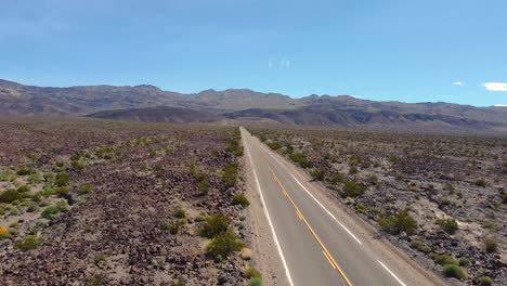 Camino-Entre-El-Desierto-Y-La-Montaña-En-California,-Estados-Unidos.