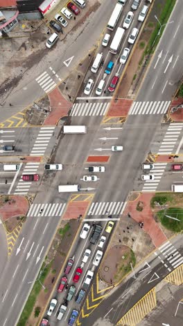 Drohne-Schuss-Verkehr-Kreuzung-Hauptverkehrszeit-Bewölkt