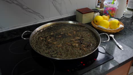 Traditionelles-Spanisches-Gericht-Paella-Mit-Schwarzem-Reis-Und-Tintenfischtinte