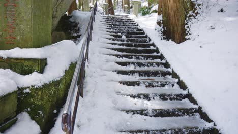 Gefährliche-Eis--Und-Schneebedeckte-Treppe-Im-Wald,-Yamadera-Schrein-In-Japan