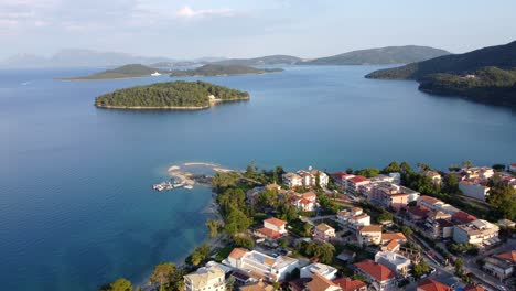 Desde-El-Mirador-Del-Balcón-Sobre-La-Ciudad-De-Nidri,-Los-Visitantes-Disfrutan-De-Impresionantes-Vistas-De-La-Isla-De-Lefkada-Y-De-Las-Pintorescas-Playas-Jónicas,-Perfectas-Para-Aventuras-En-Las-Islas-Jónicas.