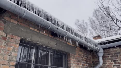 Eiszapfen-Hängen-Vom-Dach-Im-Lager-Auschwitz-1---Winter-Mit-Fallendem-Schnee