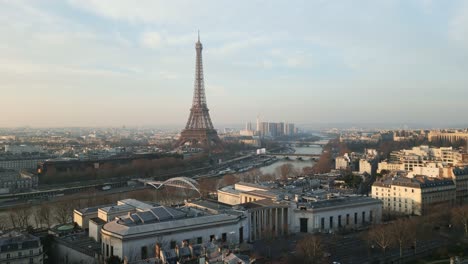 Tour-Por-La-Torre-Eiffel-Y-El-Río-Sena,-París-En-Francia