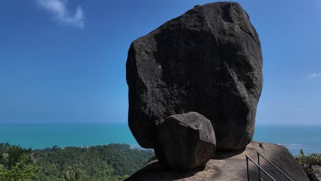 Overlap-Stone-offers-a-panoramic-vista-of-Lamai-Beach-on-Koh-Samui-Island,-Thailand,-showcasing-one-of-nature's-most-awe-inspiring-wonders-to-explore