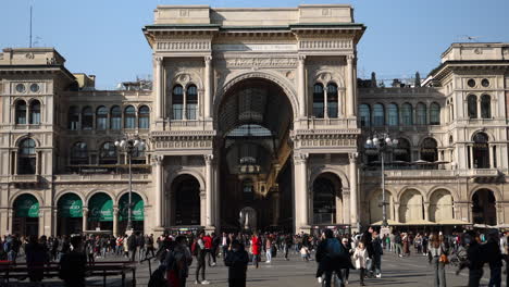 Milán,-Italia---13-De-Abril-De-2022---Gente-Caminando-En-La-Plaza-Del-Duomo-Frente-A-La-Galería-Vittorio-Emanuele