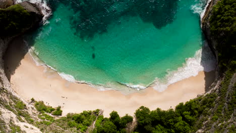 Aguas-Cristalinas-Del-Mar-En-La-Playa-De-Kelingking-Durante-El-Verano-En-La-Isla-De-Nusa-Penida,-Bali,-Indonesia