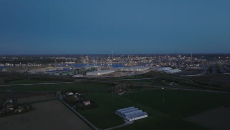 Vista-Aérea-De-La-Zona-Industrial-Y-Portuaria-De-Rávena,-Polo-Químico-Y-Petroquímico,-Plantas-Termoeléctricas,-Metalúrgicas-Y-Refinerías-De-Hidrocarburos-Y-Tanques-De-Gas-Natural-Licuado-Por-La-Noche.