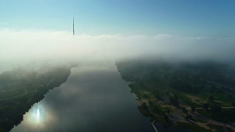 Flug-über-Den-Fluss-Mit-Ruhigem-Wasser-An-Einem-Nebligen-Morgen