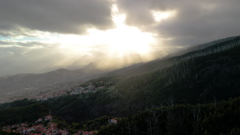 Küste-Von-Madeira,-Stadt-Funchal-Im-Gebirgstal,-Drohnenaufnahme,-Portugal