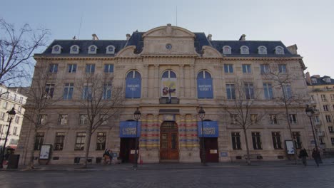 Historisches-Gebäude-In-Der-Innenstadt-Von-Paris-Mit-Logos,-Handheld-Ansicht