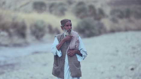 Vista-Frontal-De-Viejos-Hombres-Paquistaníes-Cansados-De-Caminar-Desde-Iftar-Drive-De-Baluchistán,-Pakistán