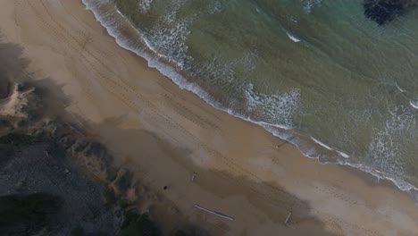 Luftdrohne-Von-Oben-Nach-Unten,-Sauberes-Meerwasser,-Das-Die-Weiße-Sandküste-In-Zeitlupe-Erreicht