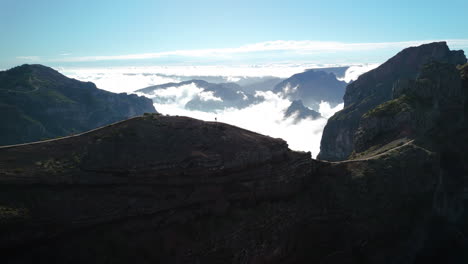 Winzige-Person,-Wandern-In-Einer-Riesigen-Berglandschaft,-Überblick,-Höhenluftaufnahme-Des-Wanderwegs-Auf-Madeira