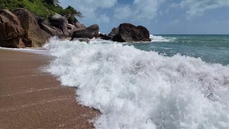 El-Espectáculo-De-Las-Olas-Rompiendo-En-Las-Costas-De-Koh-Samui,-Tailandia,-Capturado-En-Cámara-Lenta.