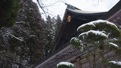 Nieve-Cayendo-En-Cámara-Lenta-Sobre-El-Templo-Japonés-En-Yamadera