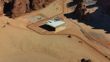 Luftaufnahme-Der-Maraya-Concert-Hall-In-Saudi-Arabien---Annäherung,-Drohnenaufnahme
