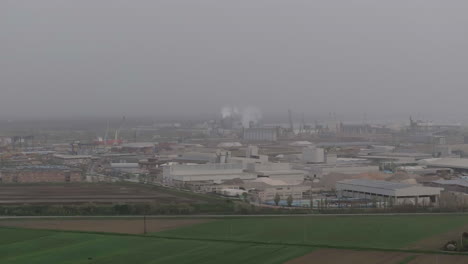 Vista-Aérea-De-La-Zona-Industrial-Y-Portuaria-De-Rávena,-Polo-Químico-Y-Petroquímico,-Plantas-Termoeléctricas,-Metalúrgicas-Y-Refinerías-De-Hidrocarburos-Y-Tanques-De-Gas-Natural-Licuado.