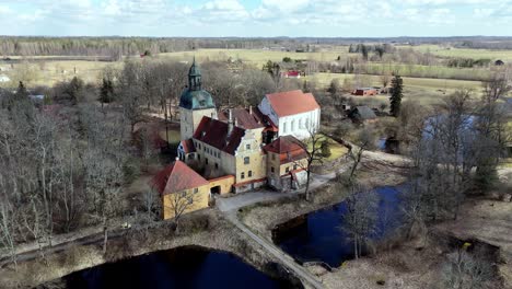 Castillo-De-Lieelstraupe---Castillo-Medieval-En-El-Pueblo-De-Straupe,-Vidzeme,-Letonia