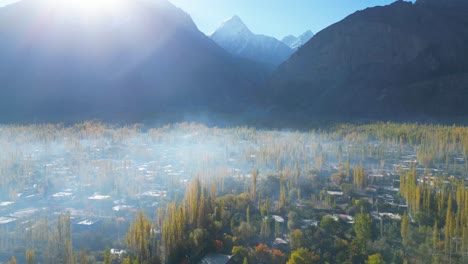 Drohnenaufnahme-Der-Wunderschönen-Landschaft-Der-Stadt-Skardu-An-Einem-Nebligen-Tag-In-Pakistan