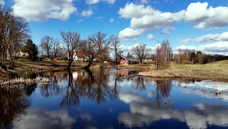 Casas-De-Pueblo-Junto-Al-Lago-En-Valmiera,-Vidzeme,-Letonia