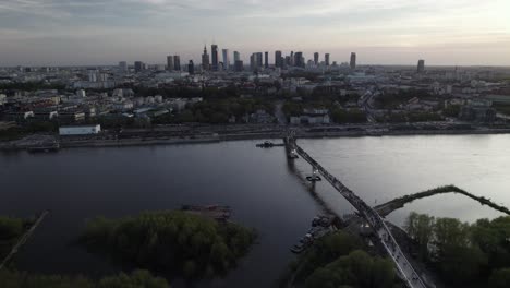 Luftaufnahme-Der-Agrafka-Brücke-Mit-Der-Skyline-Von-Warschau-Im-Hintergrund