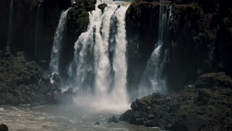 Wasserfall-Fließt-In-Den-Fluss-Mit-Nebel
