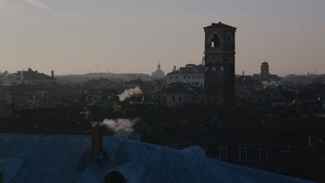 Blick-Auf-Die-Venezianische-Morgendämmerung-Und-Das-Stadtbild-Mit-Dem-Historischen-Glockenturm