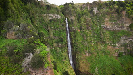 Volando-A-Una-Cascada-En-Montañas-Verdes,-Rocha-Do-Navio,-Madeira,-Portugal