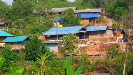 Casas-De-Tugurios-En-Una-Remota-Aldea-Rural-Tropical