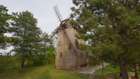 Antiguo-Molino-De-Viento-En-Miecmierz-Con-Pinos-En-Kazimierz-Dolny,-Polonia