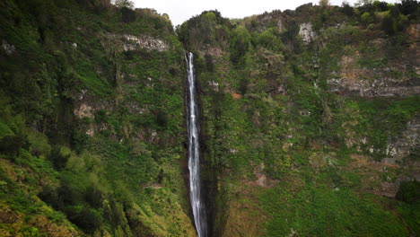 Volando-Hacia-Una-Cascada-En-Montañas-Verdes,-Rocha-Do-Navio,-Madeira,-Portugal