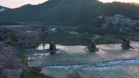 Japan,-Iwakuni-Kintaikyo-Brücke,-Dämmerungsszene-über-Landschaft