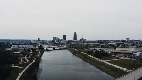 Drone-shot-of-the-Des-Moines-River-passing-through-the-downtown-area-of-Iowa's-capitol