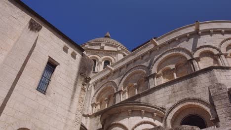 Vista-Detallada-De-La-Catedral-De-Angouleme-Hecha-Y-Fachada