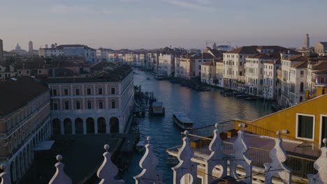 Gran-Canal-De-Venecia-En-La-Hora-Dorada,-Vista-Del-Paisaje-Urbano