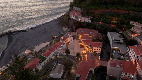Hermosa-Vista-Aérea-Nocturna-Del-Pueblo-De-Ponta-Do-Sol,-Toma-Del-Establecimiento-De-Madeira,-Turismo-Portugal